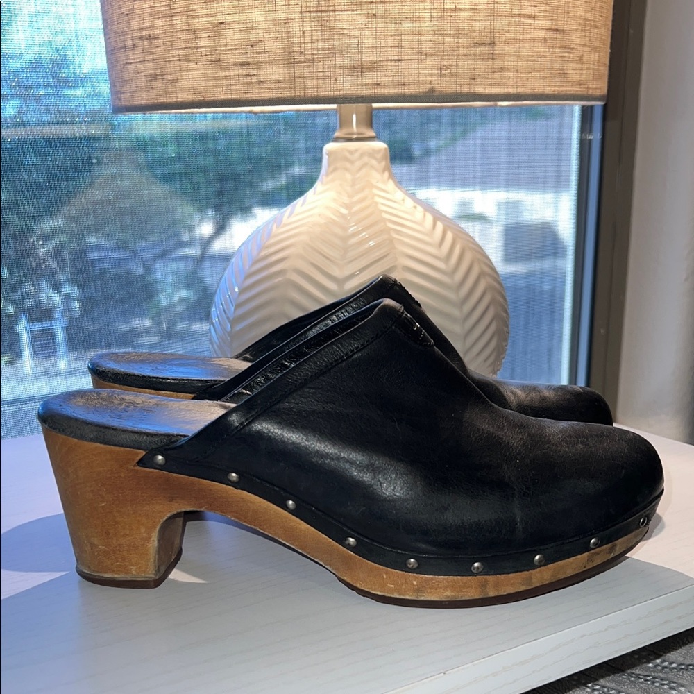 UGG Leather Clogs Women’s Size 9
